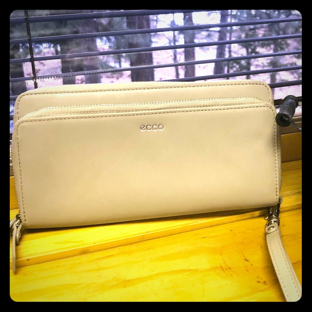 ECCO wristlet wallet